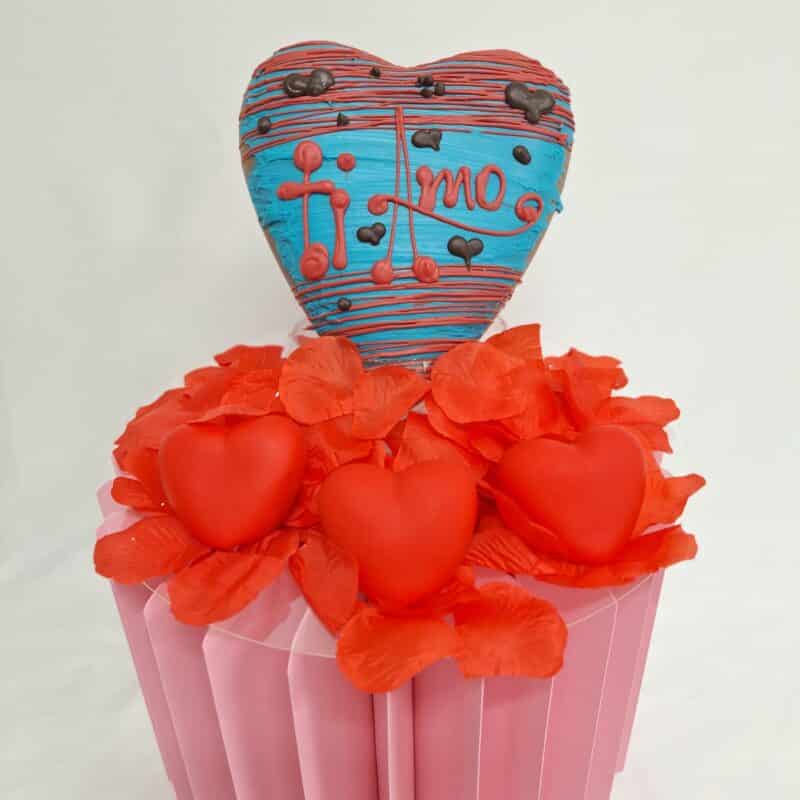 Cuore di cioccolato decorato a mano