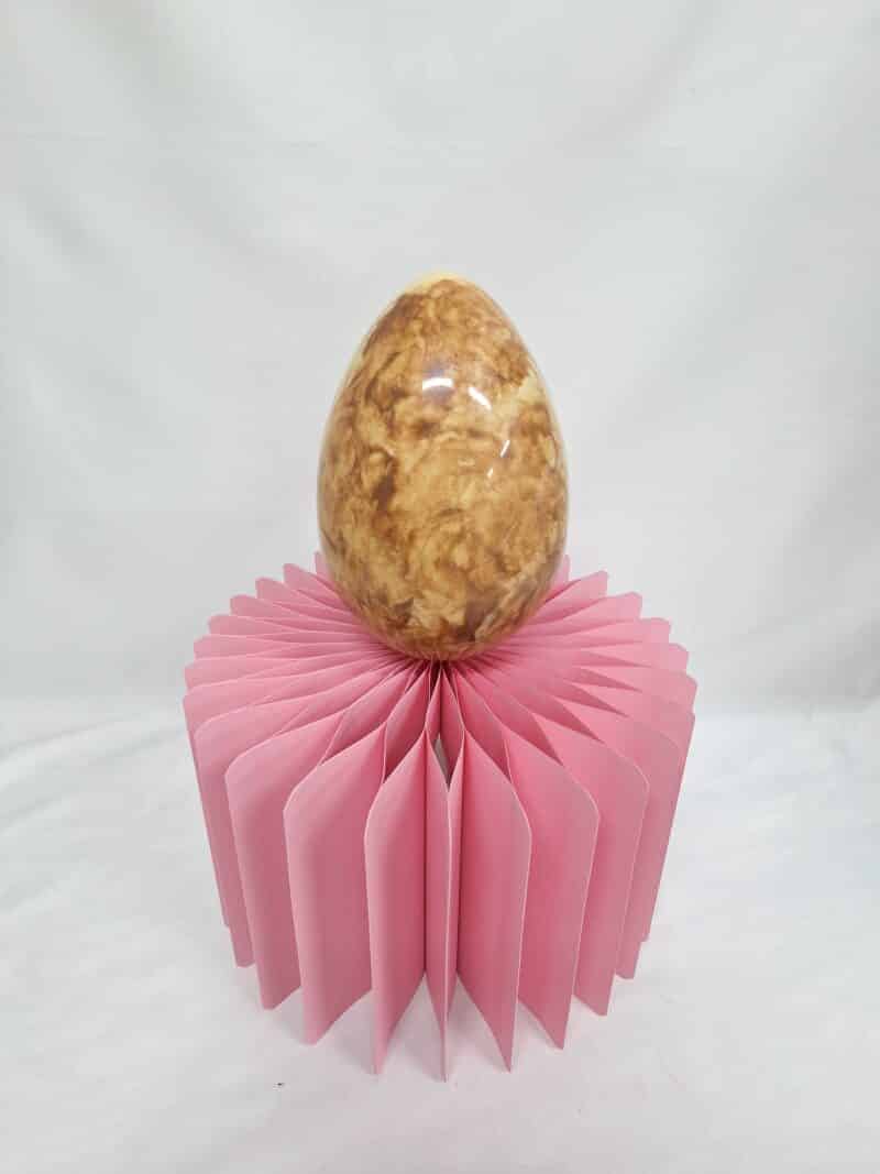 Uovo di Pasqua marmorizzato al cioccolato bianco e latte