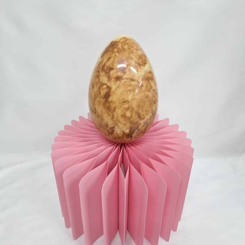 Uovo di Pasqua marmorizzato al cioccolato bianco e latte